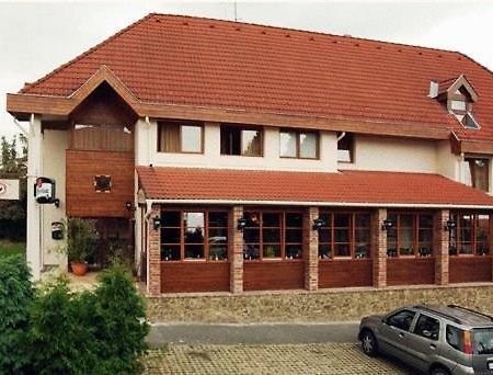 Il Gallo Nero - Fekete Kakas Étterem és Panzió Szombathely Exterior foto